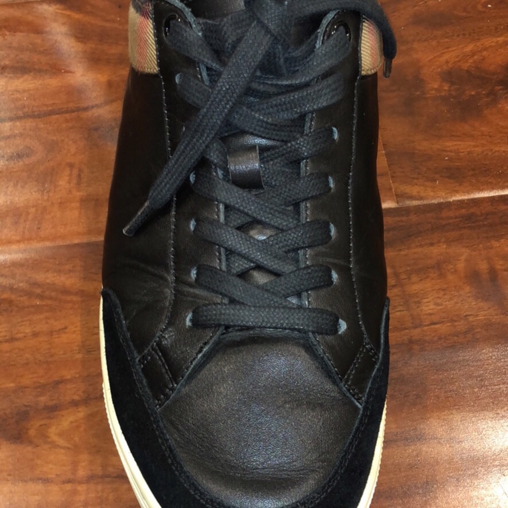 Lightly used Burberry shoes - Picture 4 of 6